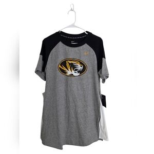 Nike Women's Gray and Black Graphic Tee